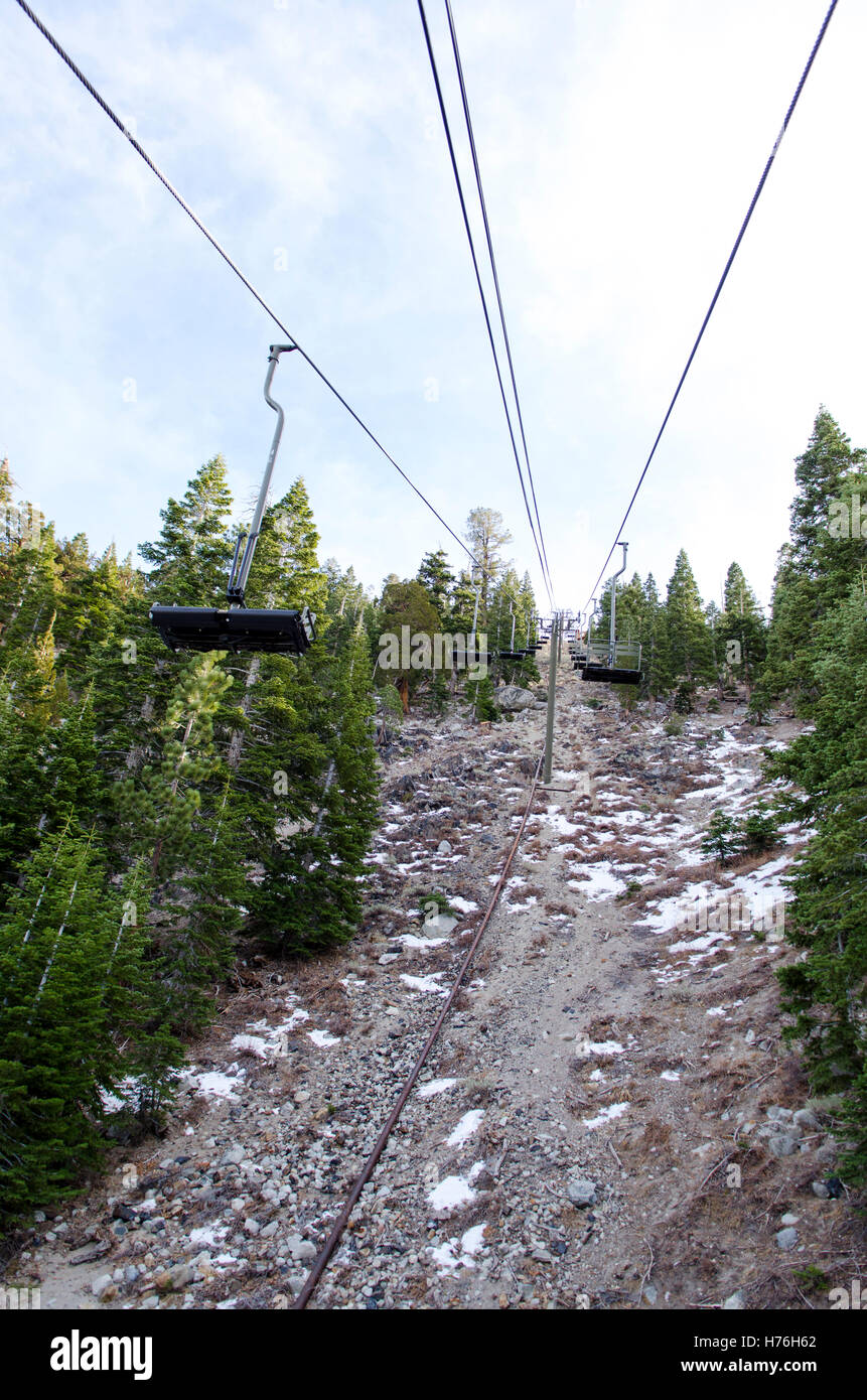 Der Beginn einer der trockensten Ski Saison aktenkundig Juni Mountain, Kalifornien. Stockfoto