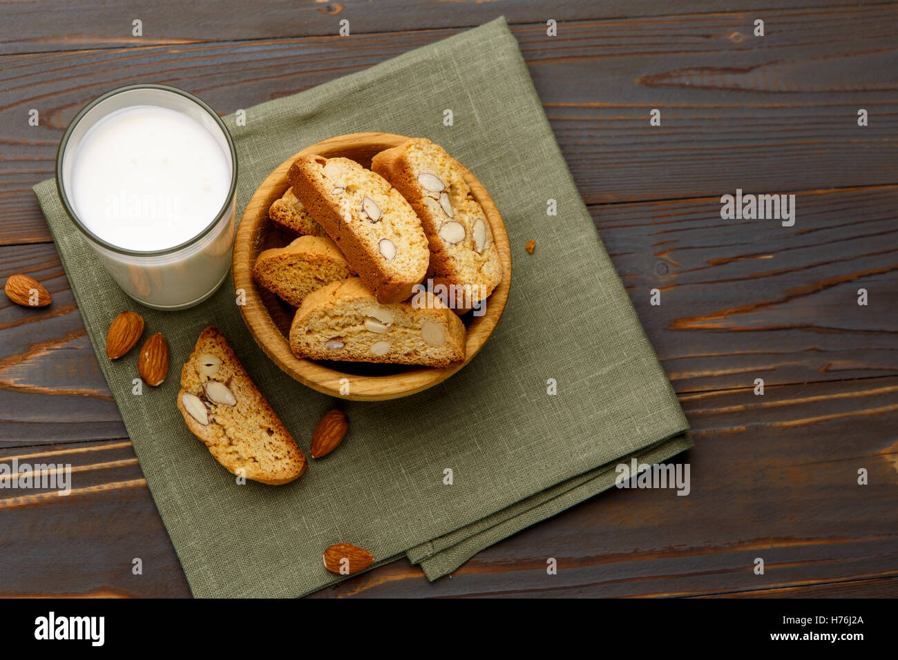 Italienische Cantuccini Cookie mit Mandel Füllung auf hölzernen Hintergrund Stockfoto