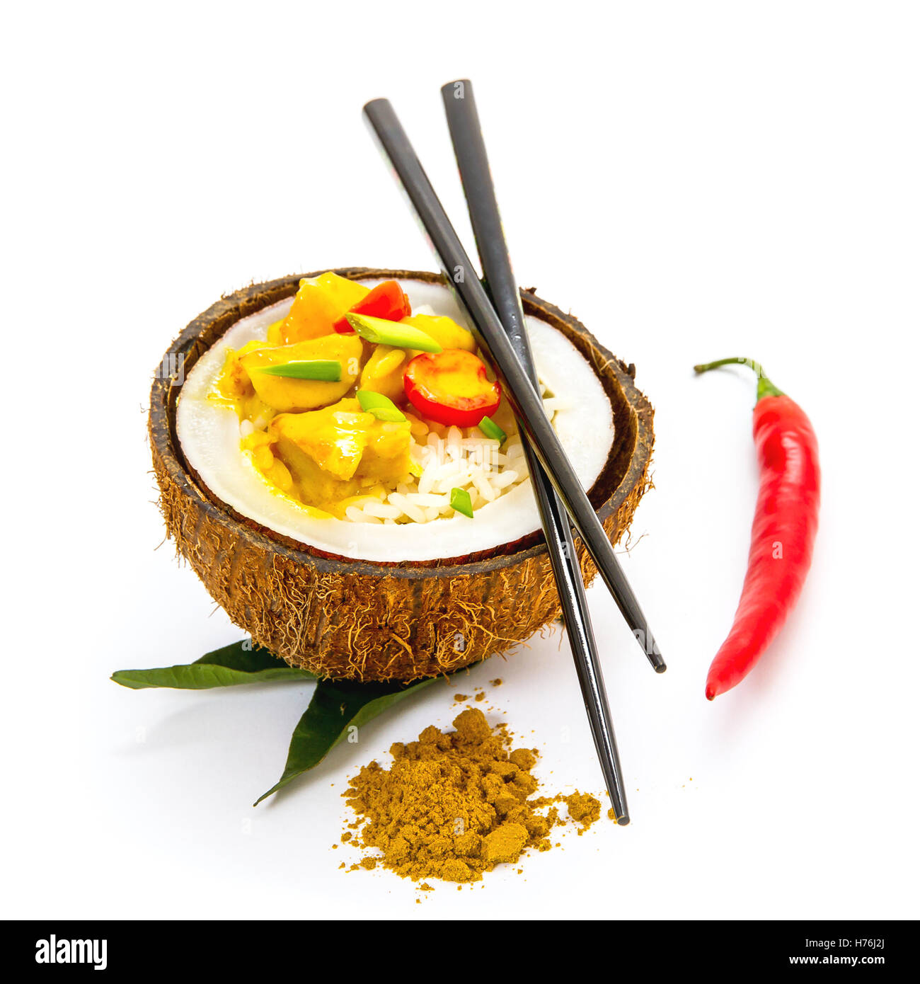 Kokosnuss, Reis und Curry Huhn isoliert auf weiss, Nahaufnahme Stockfoto