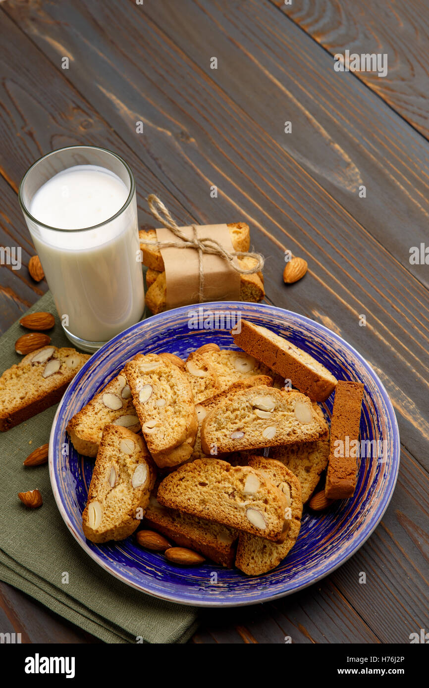 Italienische Cantuccini Cookie mit Mandel Füllung auf hölzernen Hintergrund Stockfoto