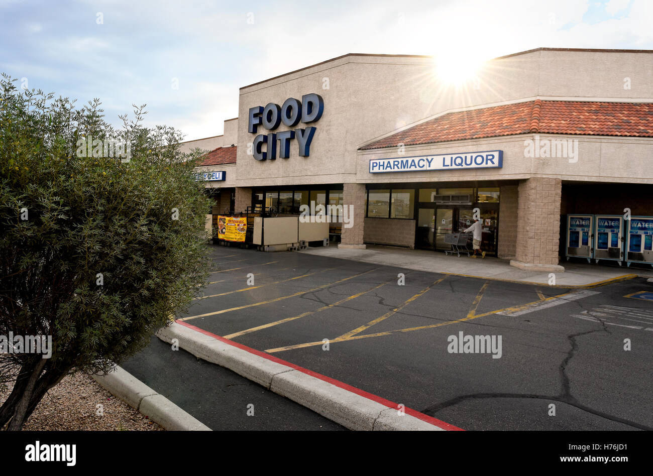 Essen City-Supermarkt bei Sonnenuntergang in einem Strip Mall Shopping Center, Lake Havasu City, Arizona Stockfoto