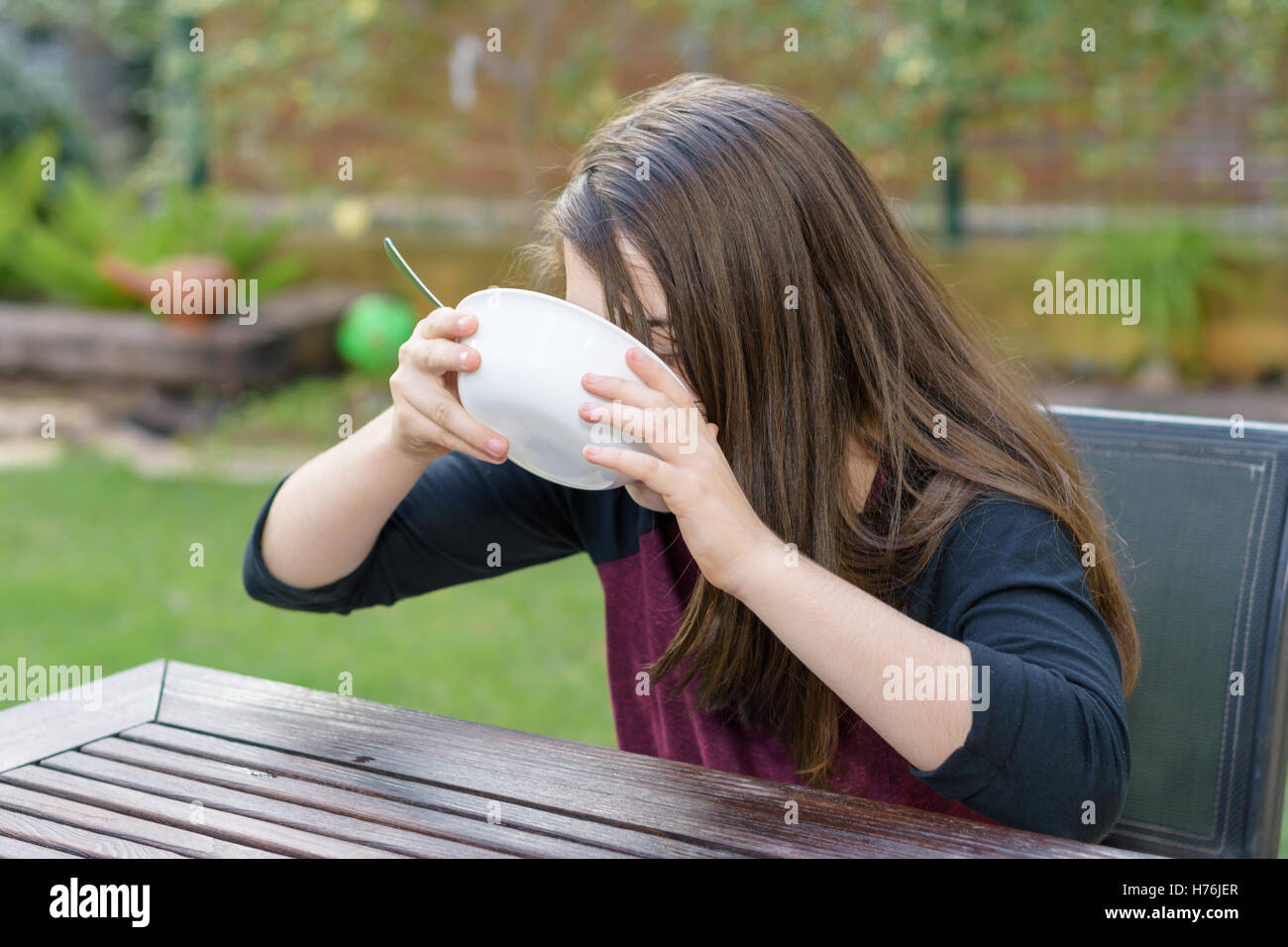 Teenage Girl Eating Chicken Fotos Und Bildmaterial In Hoher Auflösung Alamy 