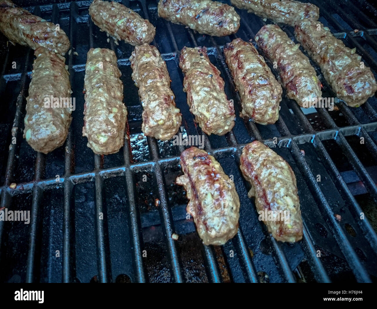 Hackfleisch auf dem grill -Fotos und -Bildmaterial in hoher Auflösung ...