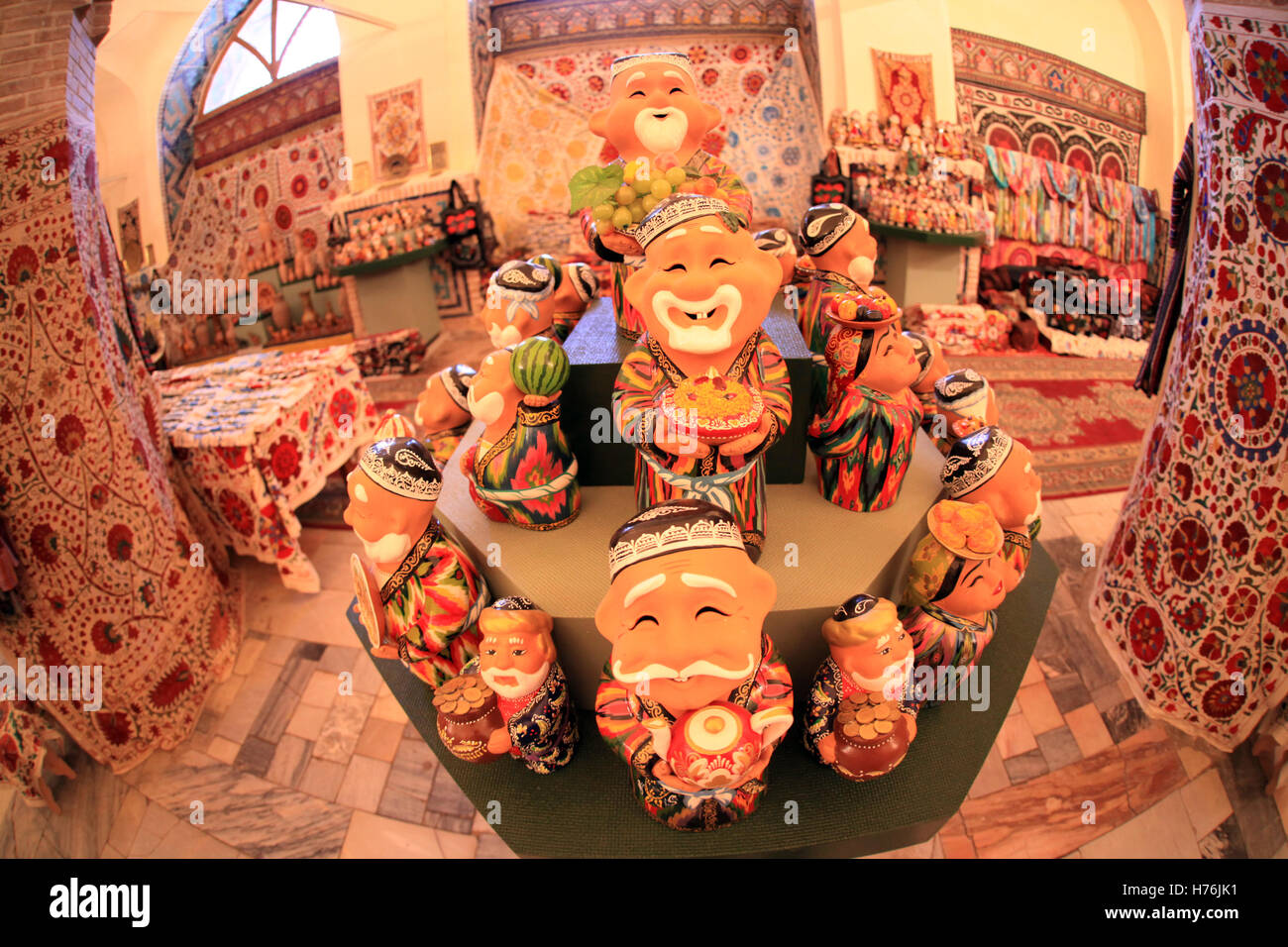 Traditionellen usbekischen Keramikfiguren in einem Souvenir Shop, Registan, Samarkand, Usbekistan. Stockfoto