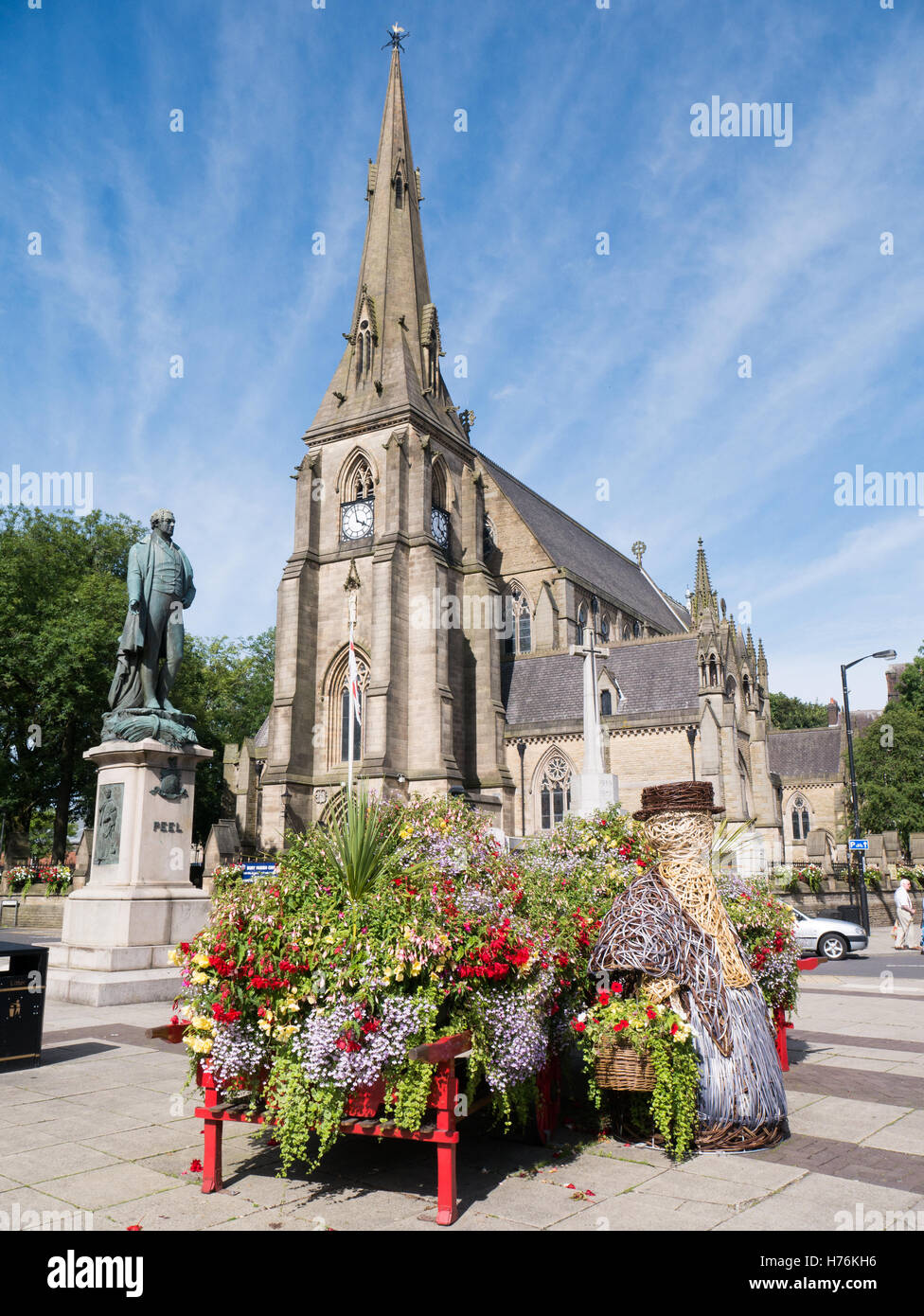Pfarrkirche und Robert Peel Statue begraben Stockfoto