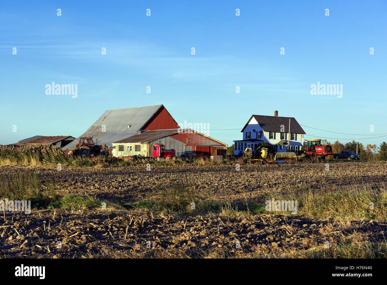 Bunte Scheune, Traktoren und landwirtschaftlichen Haus, Vergennes, Vermont, USA. Stockfoto