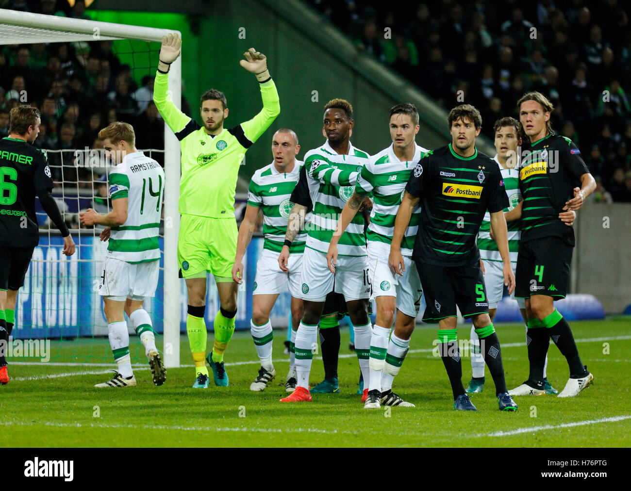 Sport, Fußball, UEFA Champions League, 2016/2017, Gruppenphase, Gruppe C, Spieltag 4, Borussia Moenchengladbach gegen Glasgow Celtic FC 1:1, Borussia-Park-Stadion, Szene des Spiels, v.l.n.r.: Christoph Kramer (MG), Stuart Armstrong (Celtic Glasgow), Torhüter Craig Gordon (Celtic Glasgow), team-Kapitän Scott Brown (Celtic), Moussa Dembele (Celtic), Mikael Lustig (Celtic), Tobias Strobl (MG), Erik Sviatchenkos (Celtic), Jannik Vestergaard (MG) Stockfoto