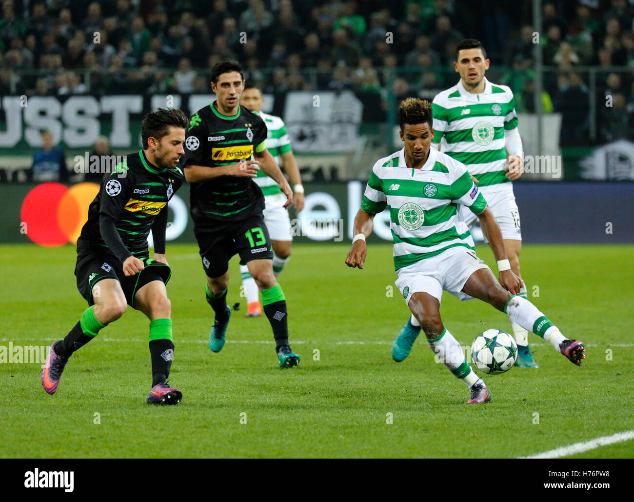 Sport, Fußball, UEFA Champions League, 2016/2017, Gruppenphase, Gruppe C, Spieltag 4, Borussia Moenchengladbach gegen Glasgow Celtic FC 1:1, Borussia-Park-Stadion, Szene der Begegnung, vorne v.l.n.r.: Julian Korb (MG), team-Kapitän Lars Stindl (MG), Scott Sinclair (Celtic Glasgow), Tom Rogic (Celtic) Stockfoto