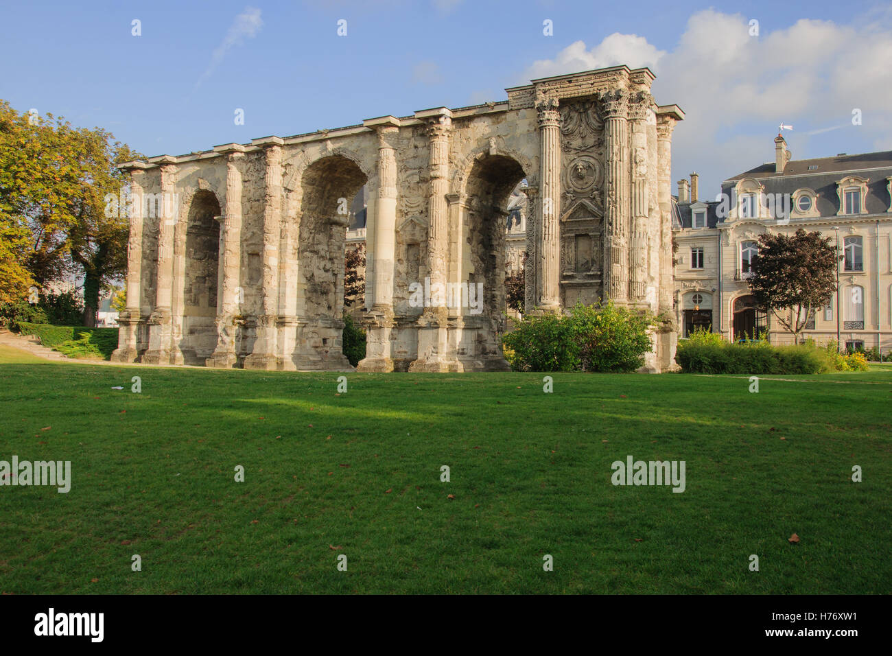 Porte Mars - einen alten römischen Triumphbogen in Reims, Frankreich. Es stammt aus dem dritten Jahrhundert n. Chr. und war der größte Bogen in th Stockfoto