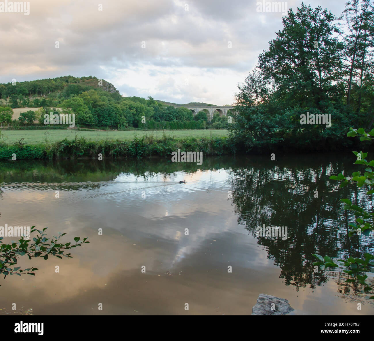 Flusses Orne und den nahe gelegenen Feldern, in der Nähe der Dörfer Clecy und Le Vey in der Normandie, Frankreich. Diese Region ist bekannt als Schweizer Norm Stockfoto