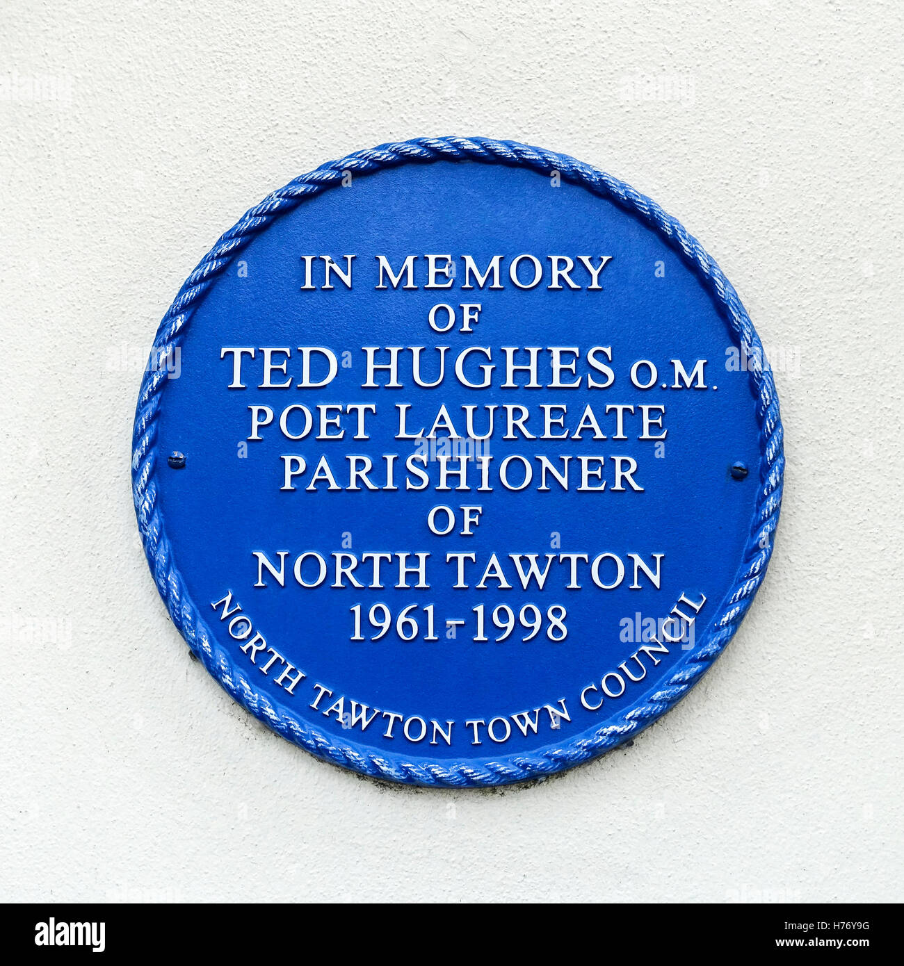 Blaue Plakette außerhalb der ehemaligen Heimat von Poet Laureate Ted Hughes in North Tawton, Devon, Großbritannien Stockfoto