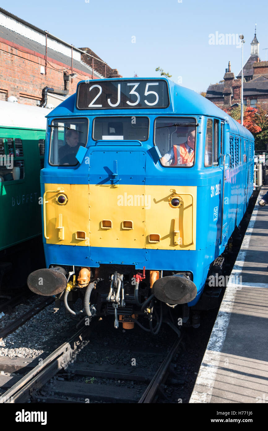 England, Spa Valley Railway. British Rail Class 31 Typ Lokomotive, blauen und gelben Anstrich, an der Plattform. Stockfoto