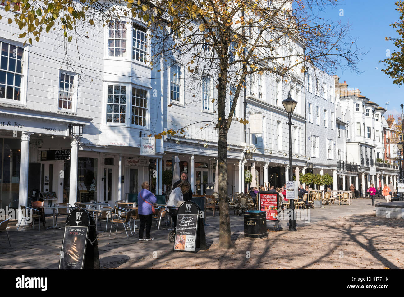 Die berühmten pfannenziegeln in Tunbridge Wells im Herbst. Die Leute draußen sitzen Cafés an open-air-Tabellen, Trinken und Plaudern in der Sonne. Stockfoto