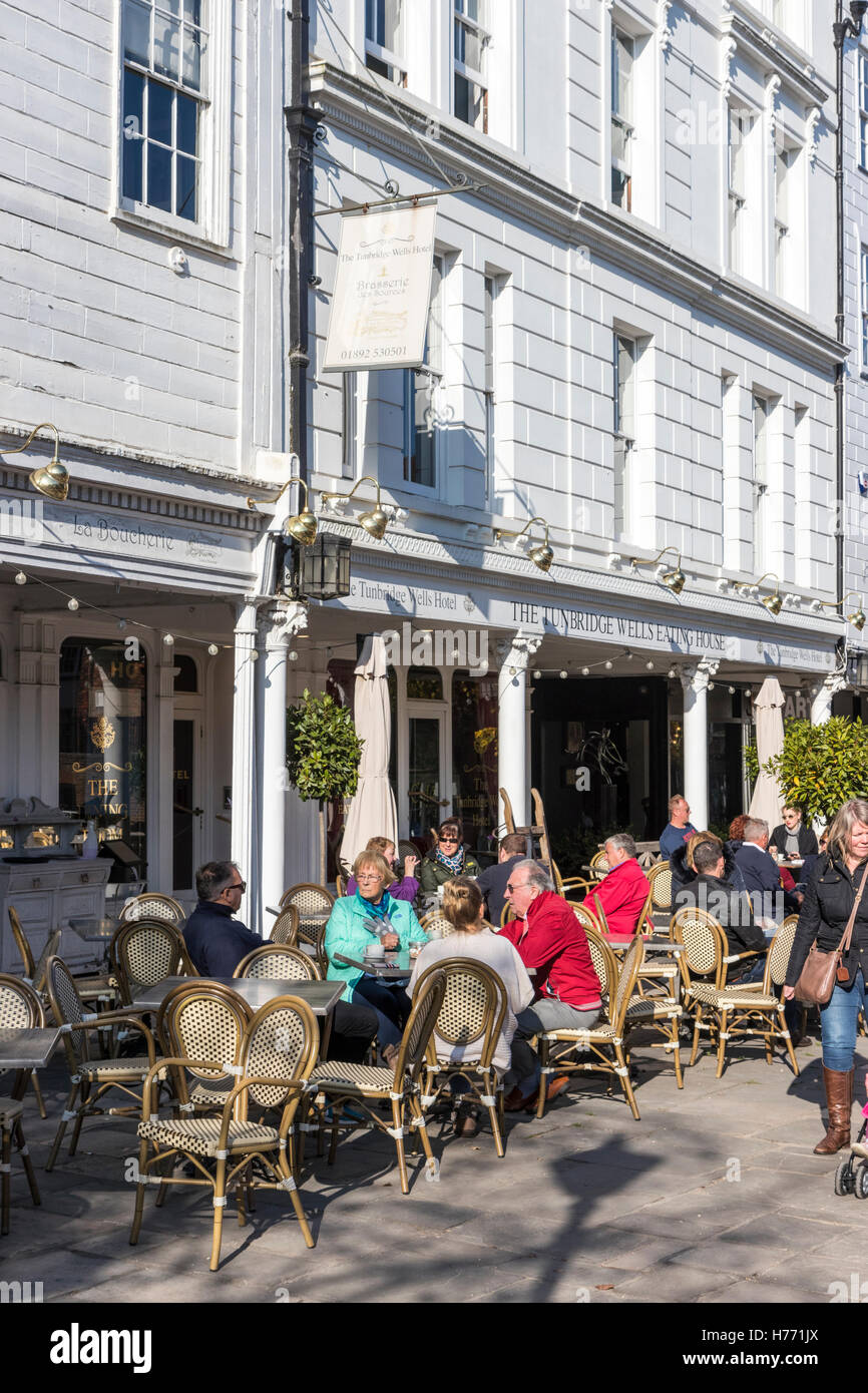 Die berühmten pfannenziegeln in Tunbridge Wells im Herbst. Die Leute draußen sitzen Cafés an open-air-Tabellen, Trinken und Plaudern in der Sonne. Stockfoto