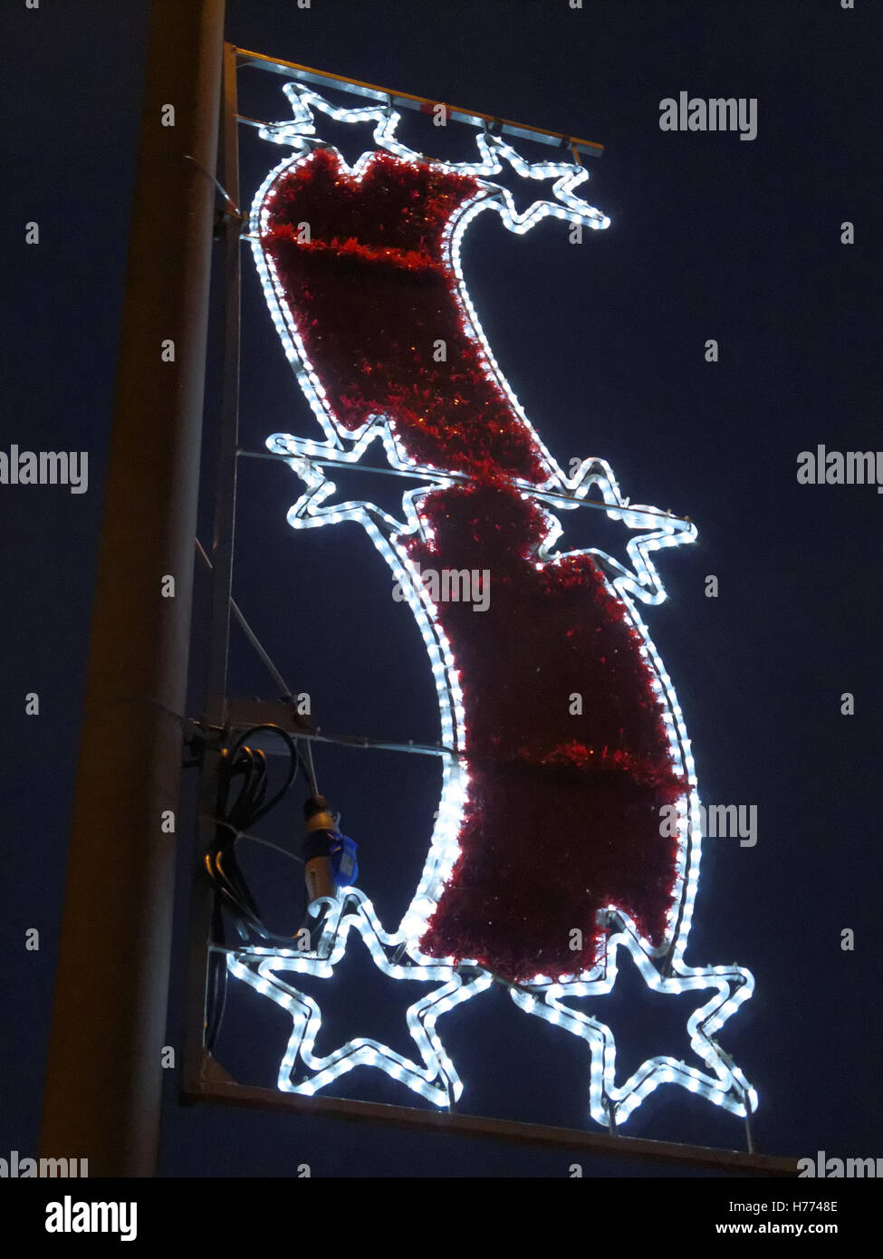 Weihnachten weiße Dekorationen Leuchten Sterne Straße Stockfoto
