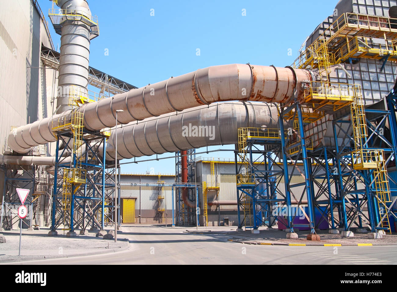 Kanalisierung Belüftung an Stahlgießerei im freien Stockfoto
