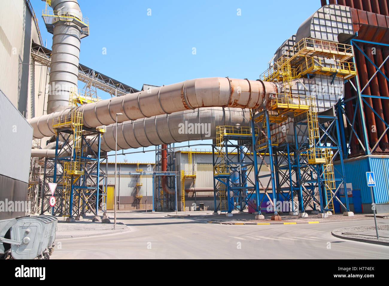 Kanalisierung Belüftung an Stahlgießerei im freien Stockfoto