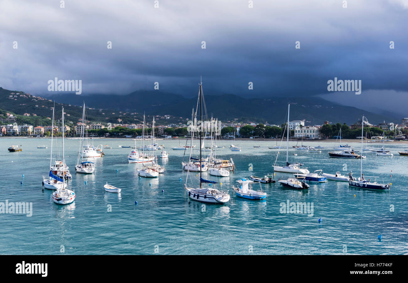 Kleines Boot Hafen von Sestri Levante, Ligurien, Italien; dunkel bewölkter Himmel kurz vor einem Gewitter. Stockfoto