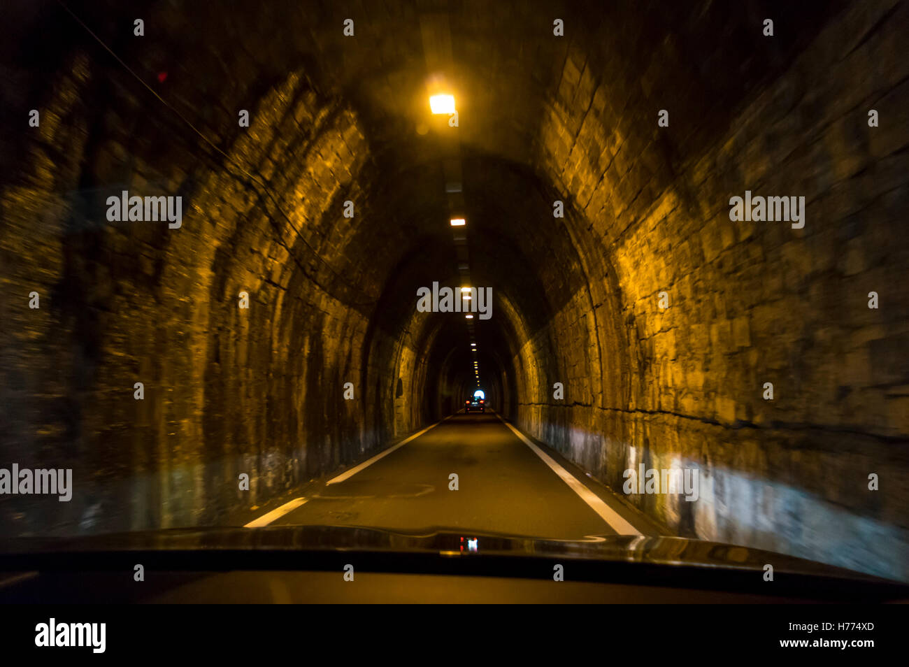 Schmale einspurige Straßentunnel, ursprünglich als Eisenbahntunnel zwischen den italienischen Städten Riva Trigoso und Moneglia, Ligurien. Stockfoto