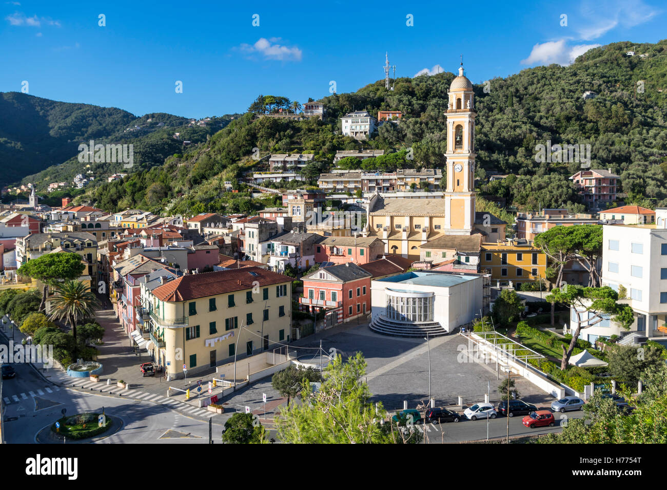 Blick auf die Stadt von Moneglia, Ligurien, Italien, eingerahmt von Hügeln. Stockfoto