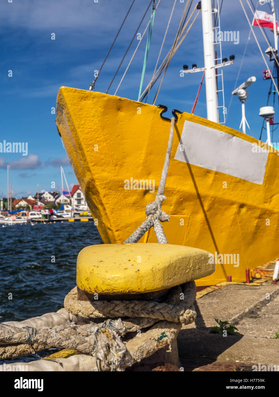 Gelben Kutter festgemacht, die bollar am Hafen Stockfoto