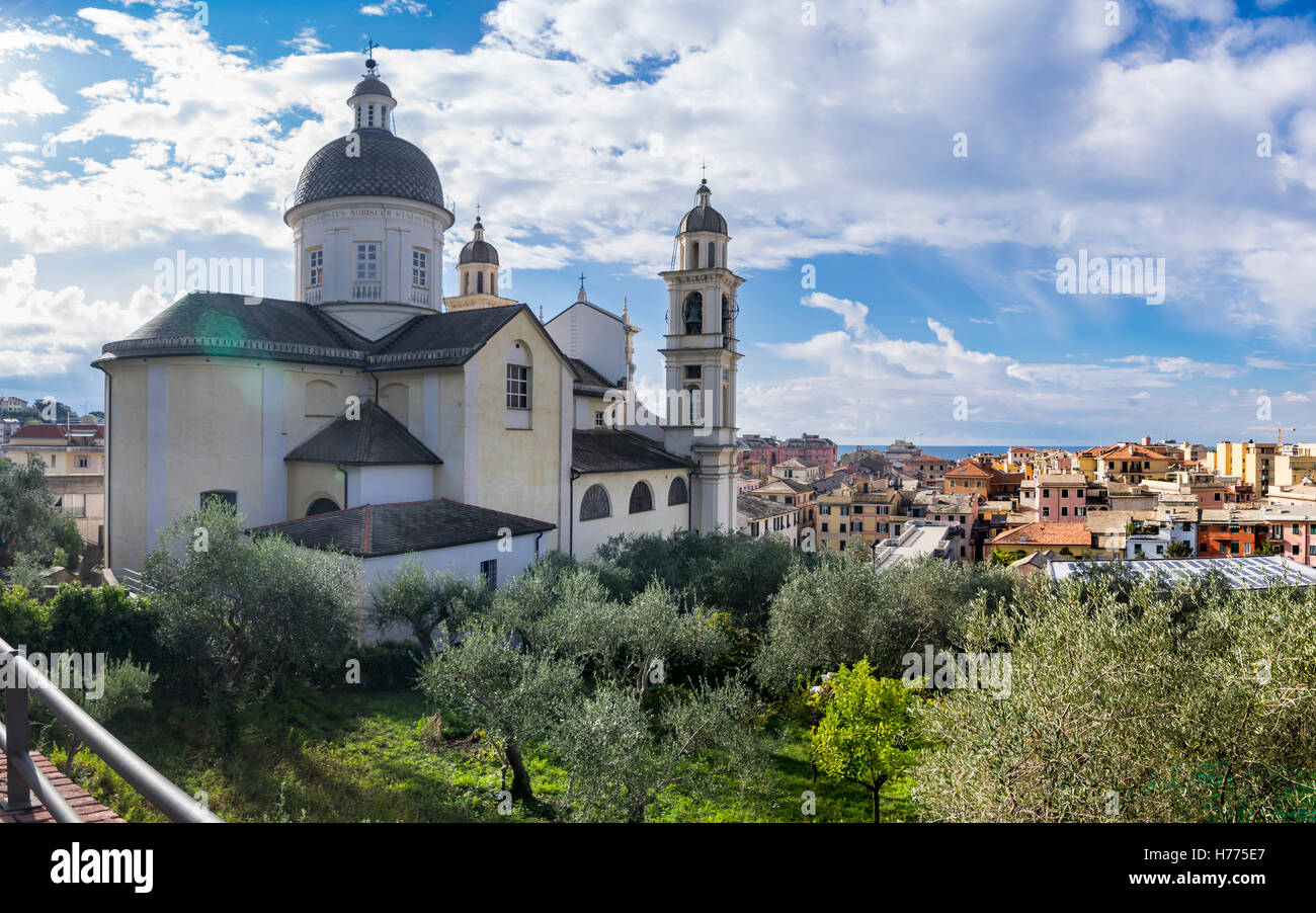 Außenansicht der Basilika Collegiata di Santo Stefano, eine römisch-katholische Kirche in der barocken Architektur in der Stadt von Lavagna, Ligurien, Italien. Stockfoto