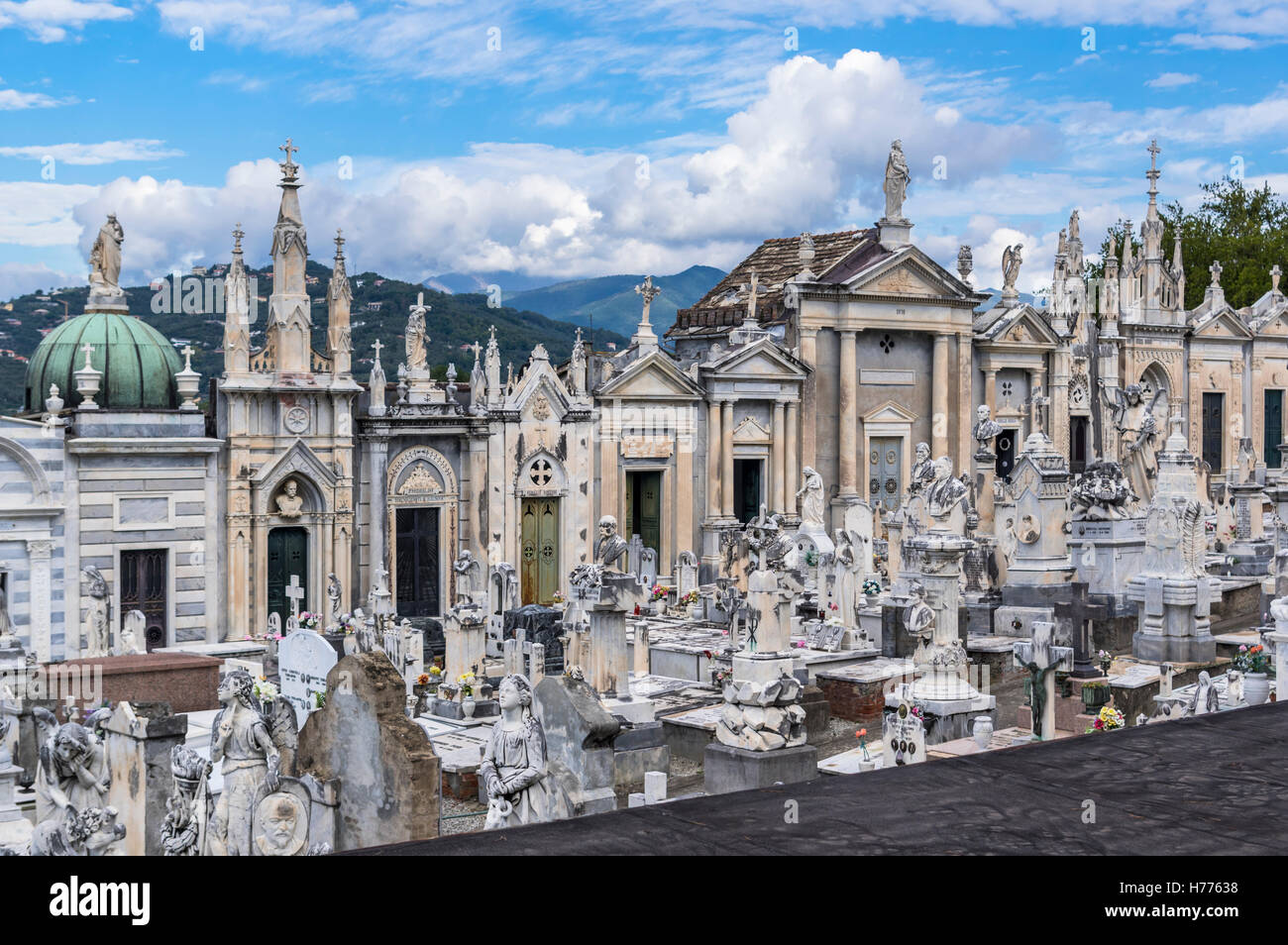 Gräber mit weißem Marmor Skulpturen eingerahmt von einer Reihe von Mausoleen auf dem Friedhof von Lavagna, Ligurien, Italien. Stockfoto