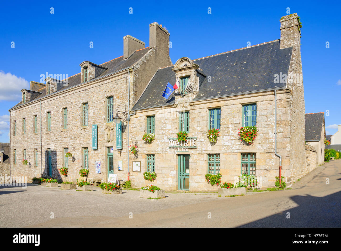 LOCRONAN, Frankreich - 29. September 2012: Typische Gebäude in Locronan, Bretagne, Frankreich Stockfoto