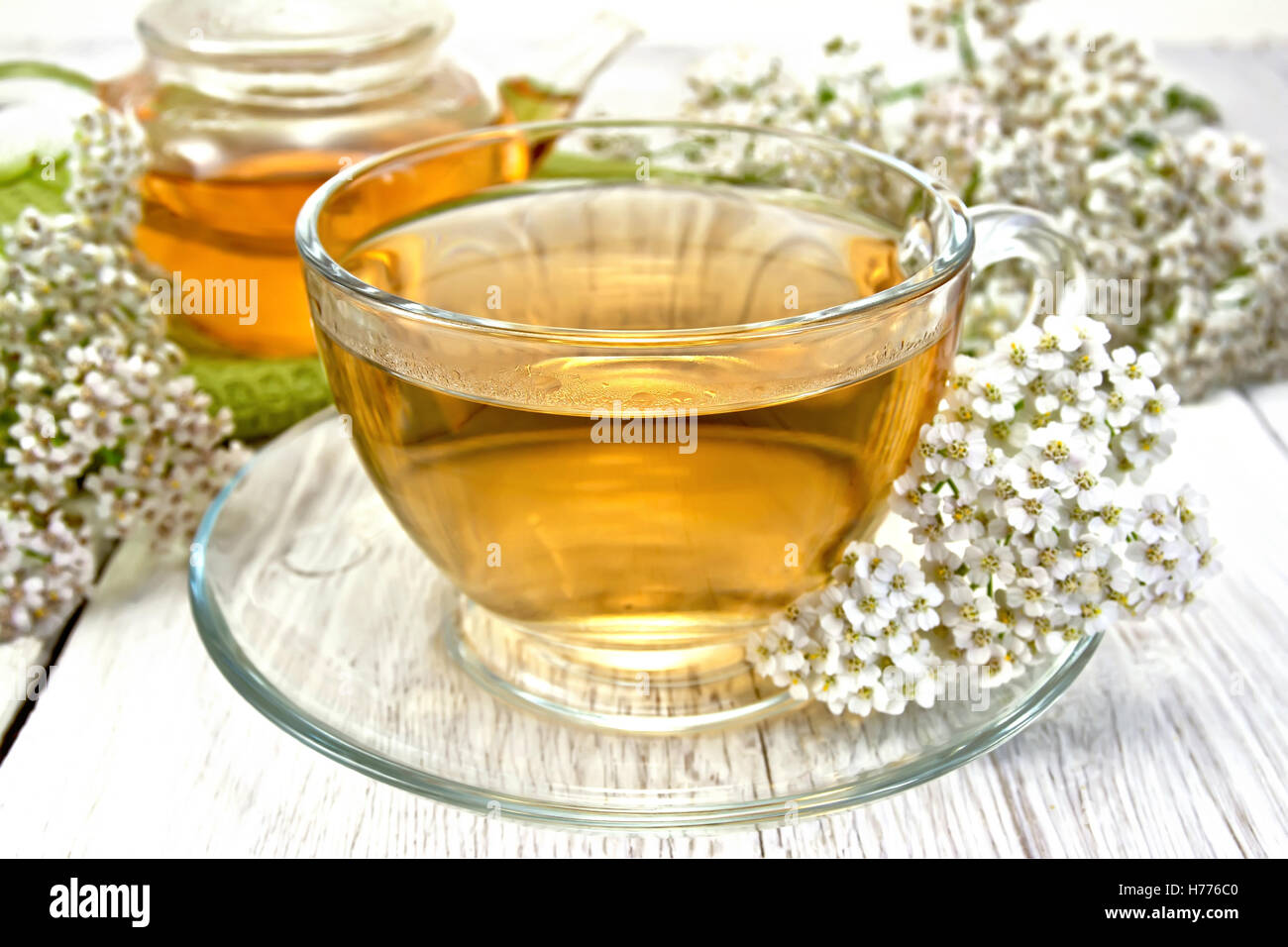 Tee mit Schafgarbe im Cup auf leichte board Stockfoto