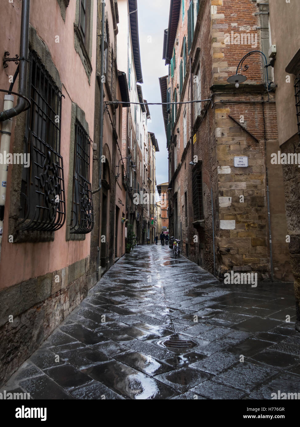 Gasse in der Altstadt an einem regnerischen Tag. Lucca, Toskana, Italien. Stockfoto