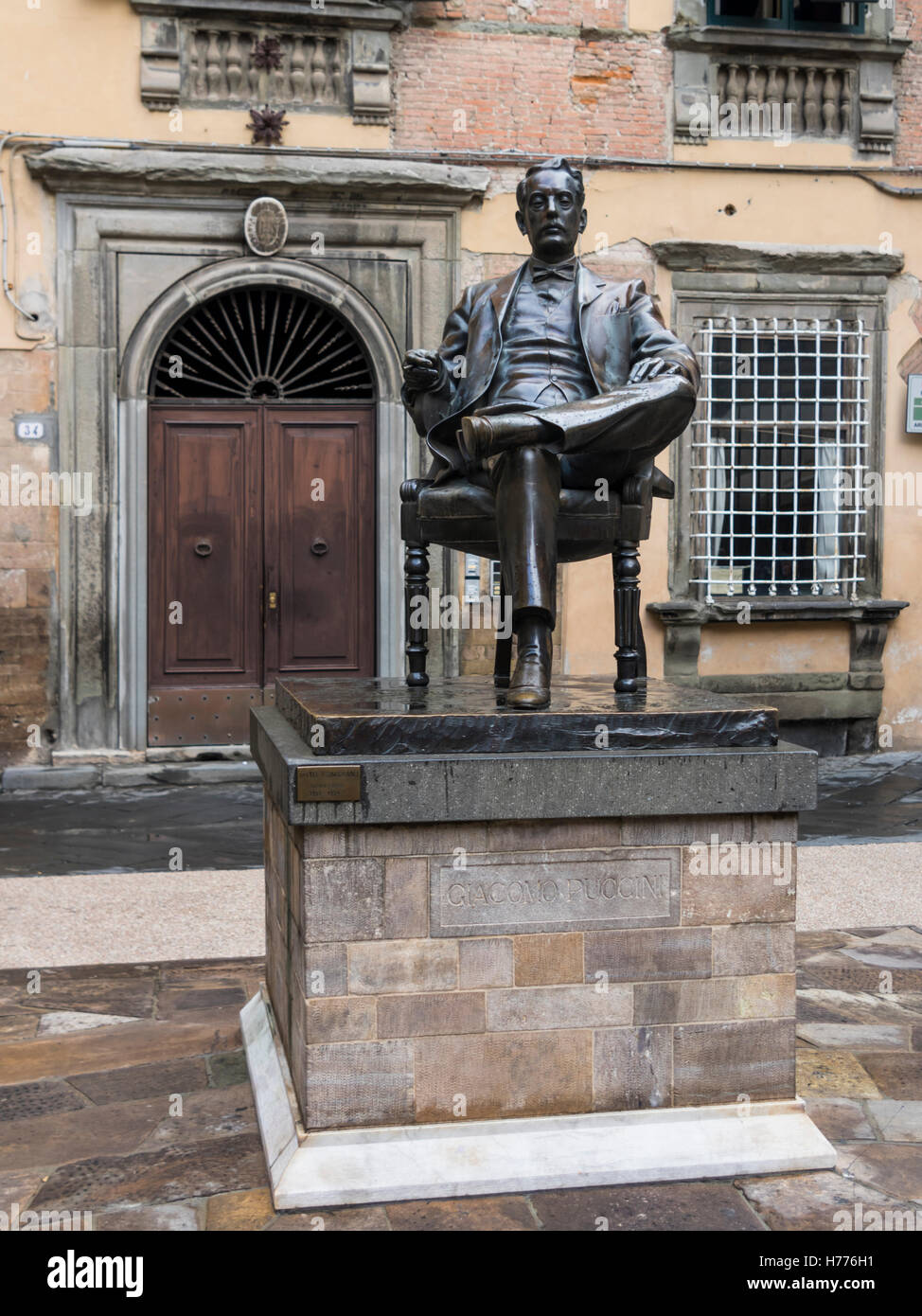 Statue des italienischen Komponisten Giacomo Puccini in seiner Heimatstadt von Lucca, Tuscany/Toscana, Italien. Skulptur von Vito Tongiani 1994. Stockfoto