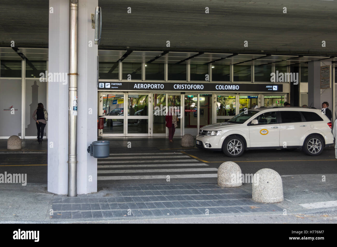 Haupteingang zum Terminal des Flughafen Cristoforo Colombo in Genova (Genua), Ligurien, Italien. Stockfoto