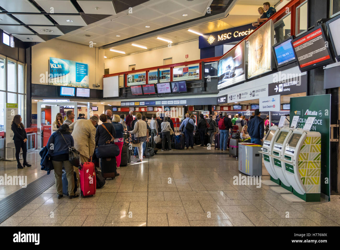 Passagiere mit Gepäck Queueing für Check-in auf der Passenger Terminal des internationalen Flughafen Genua Cristoforo Colombo. Genua, Italien. Stockfoto