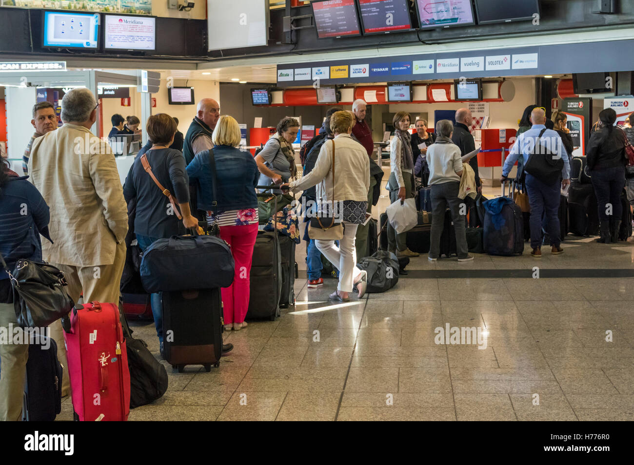 Passagiere mit Gepäck Queueing für Check-in auf der Passenger Terminal des internationalen Flughafen Genua Cristoforo Colombo. Genua, Italien. Stockfoto