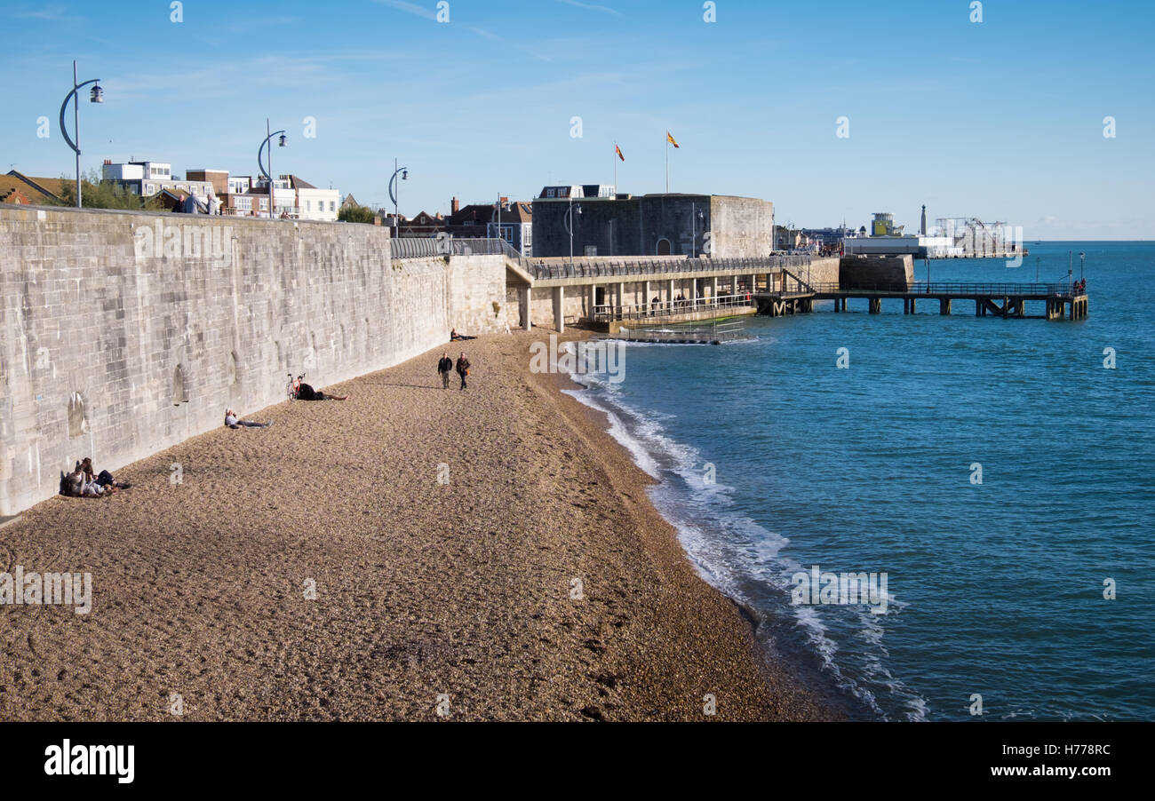 Menschen zu Fuß am Strand von Old Portsmouth Stockfoto