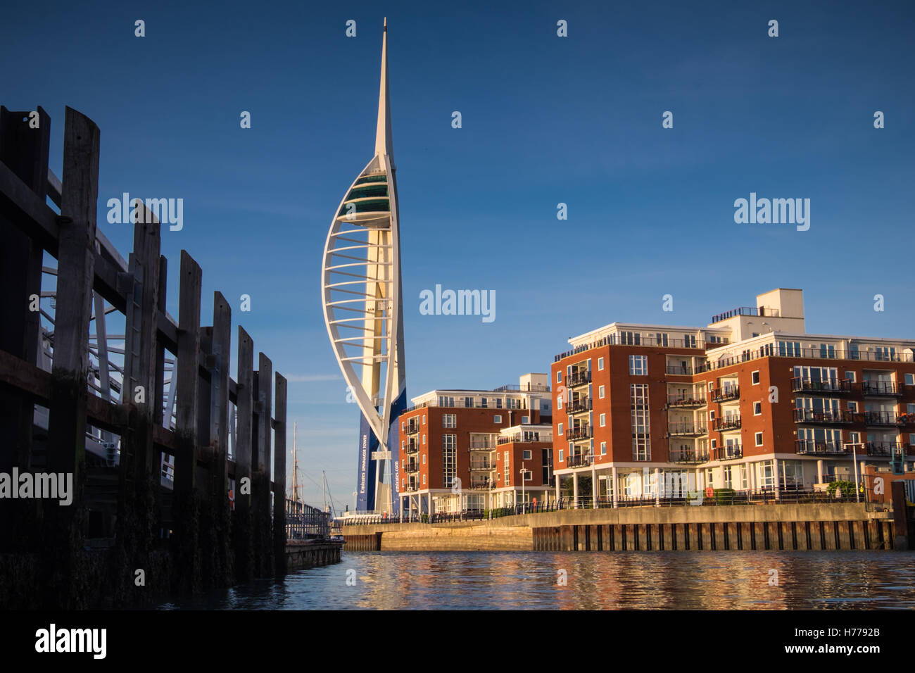 Der Spinnaker Tower und Gunwharf Quays in Portsmouth Stockfoto