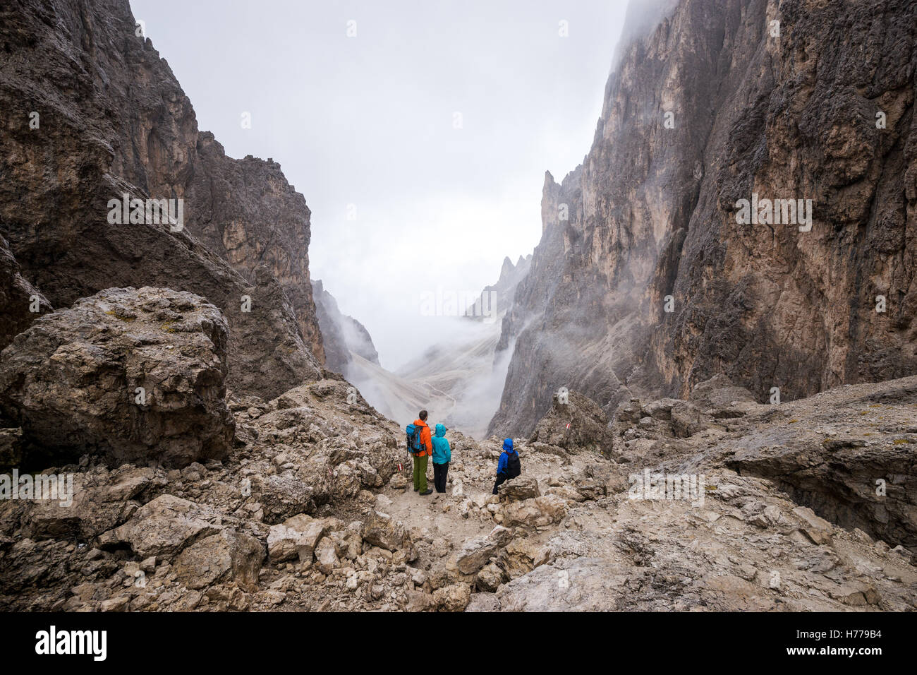 Drei Wanderer in den Dolomiten, Val Gardena, Südtirol, Italien Stockfoto