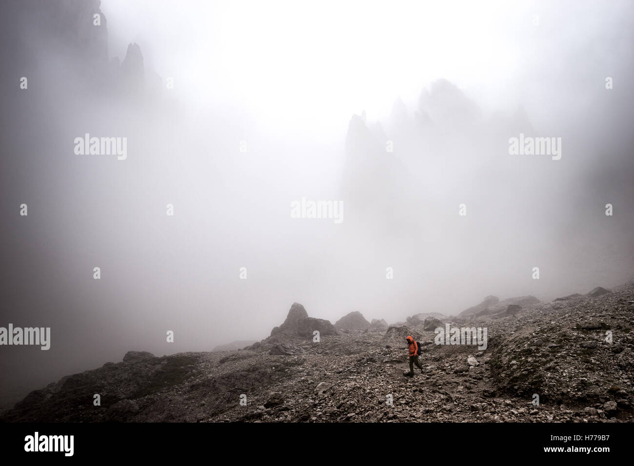 Menschen wandern im Nebel in den Dolomiten, Gröden, Süd-Italien Stockfoto