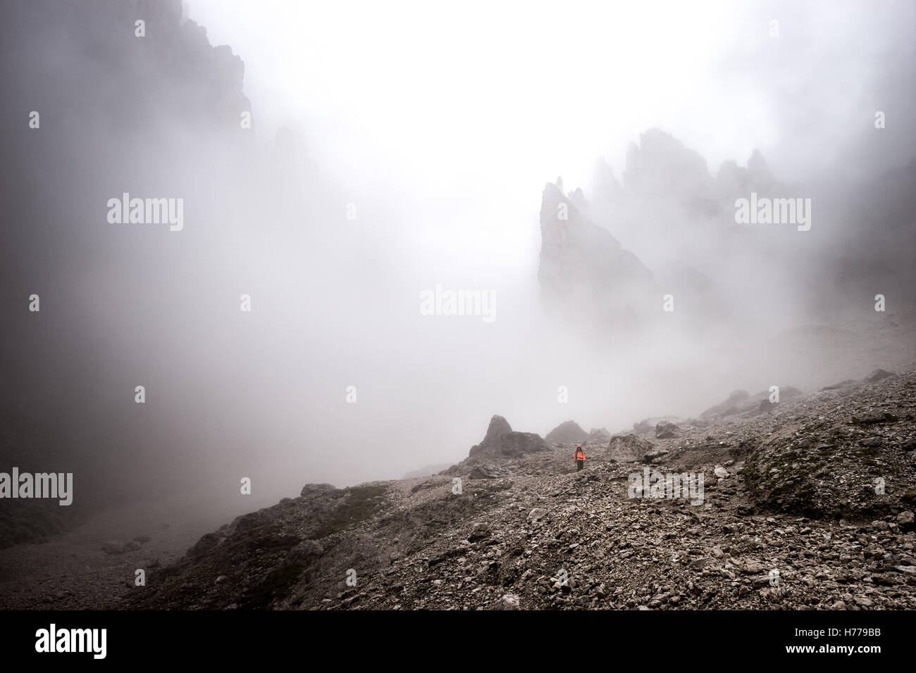 Menschen wandern im Nebel in den Dolomiten, Gröden, Süd-Italien Stockfoto