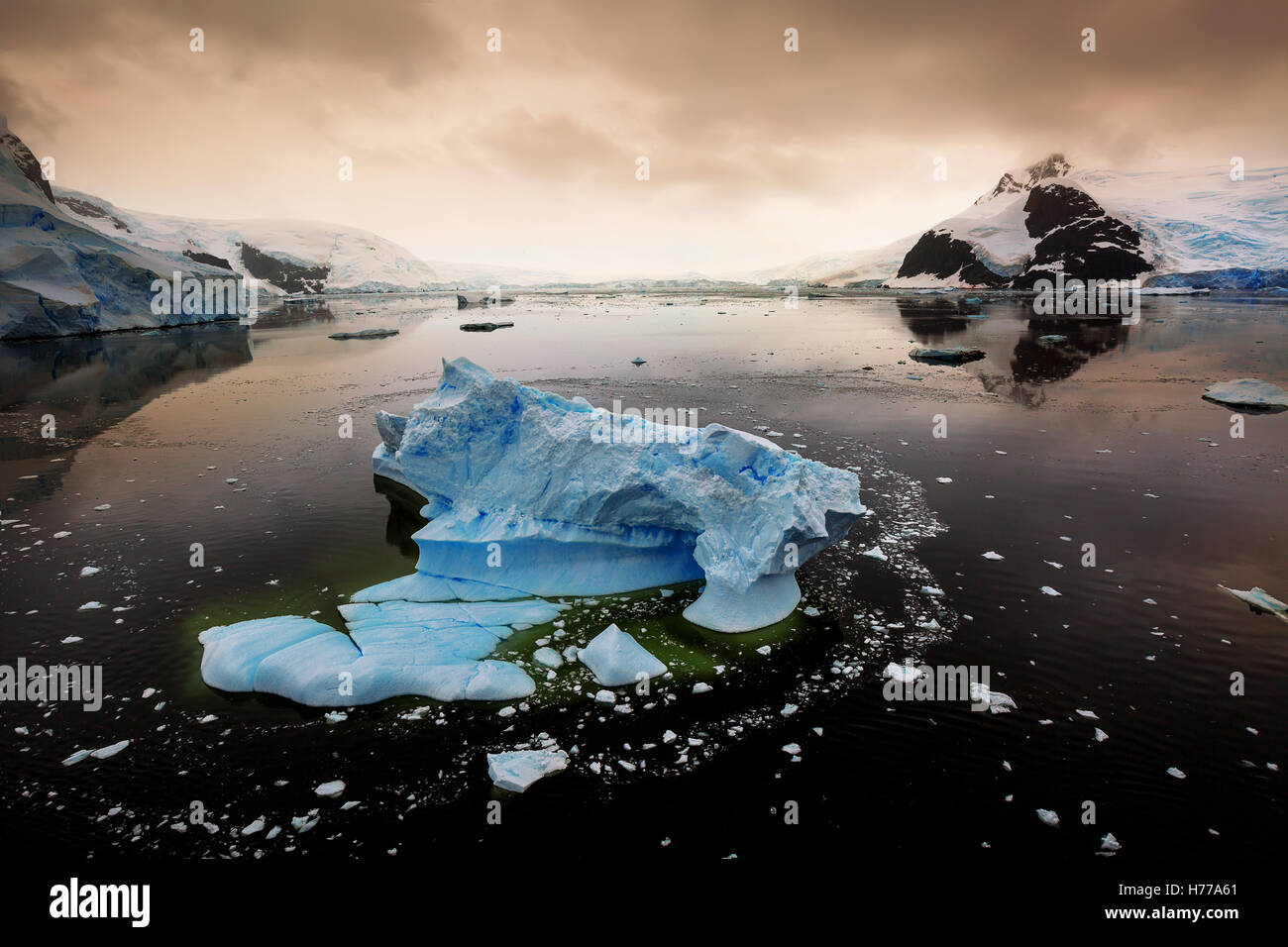 Eisberge in Lemaire-Kanal bei Sonnenuntergang, Antarktis Stockfoto