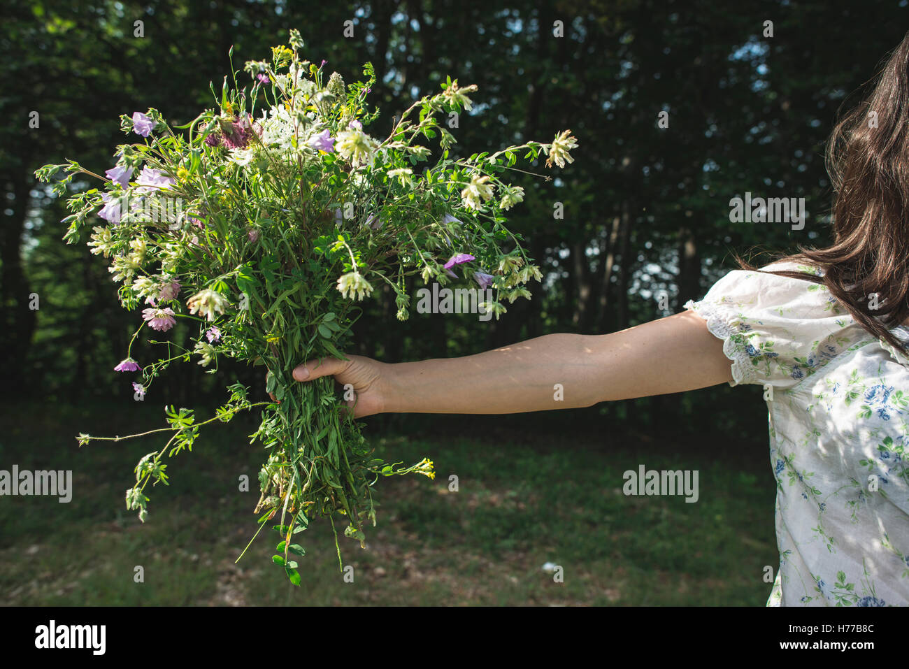 Frau halten Blumenstrauß Stockfoto