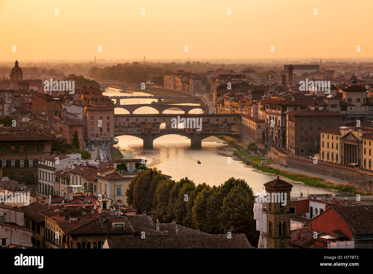 Ponte Vecchio bei Sonnenuntergang, Florenz, Toskana, Italien Stockfoto
