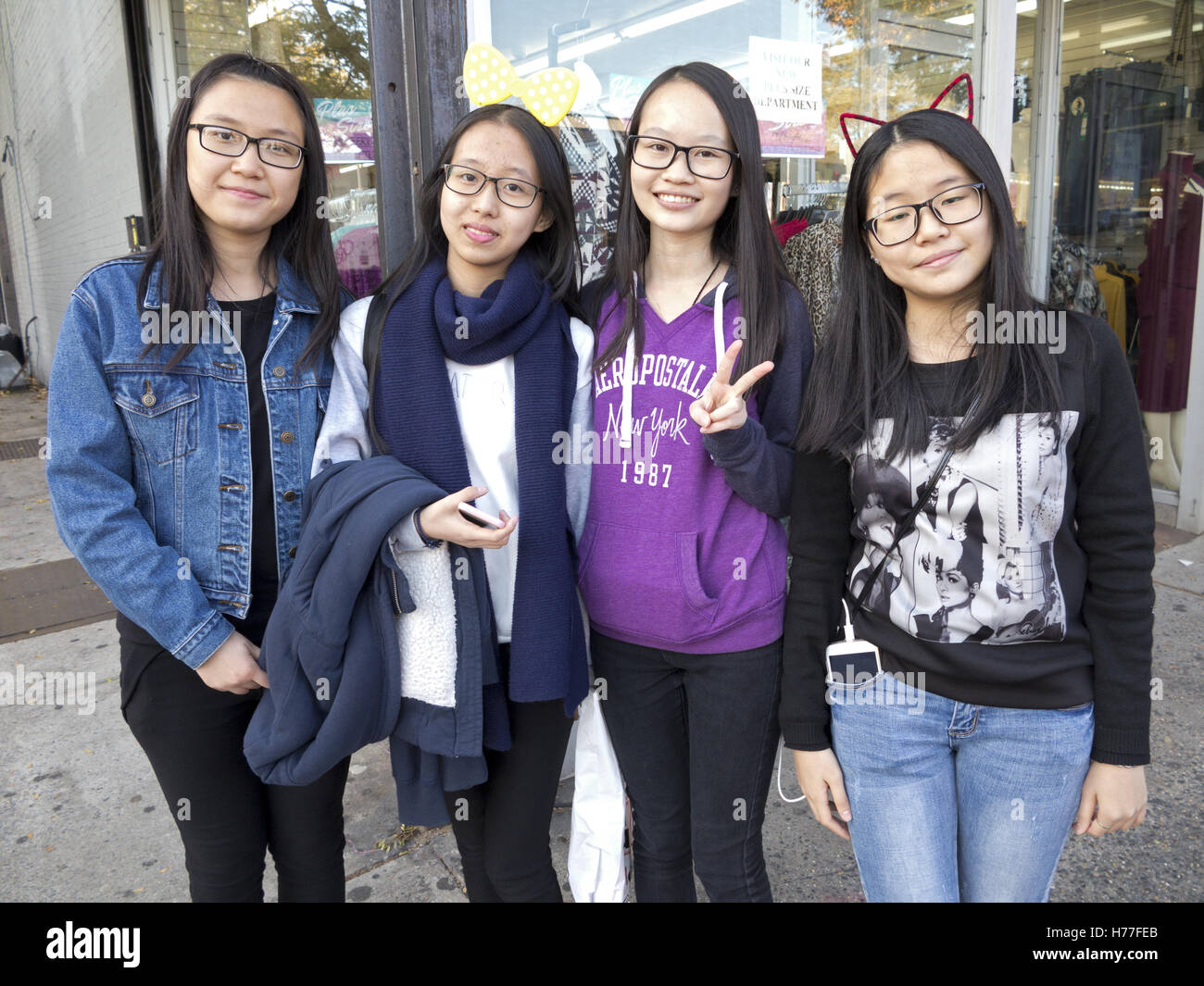 Siebzehn Jahre alte, chinesische Mädchen feiern Halloween in Bensonhurst Abschnitt von Brooklyn, New York, 2016. Stockfoto