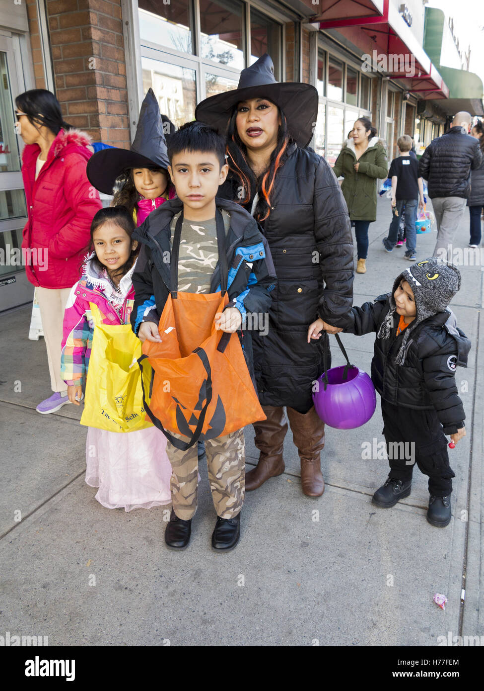Hispanische Familie feiert Halloween in Bensonhurst Abschnitt von Brooklyn, New York, 2016. Stockfoto