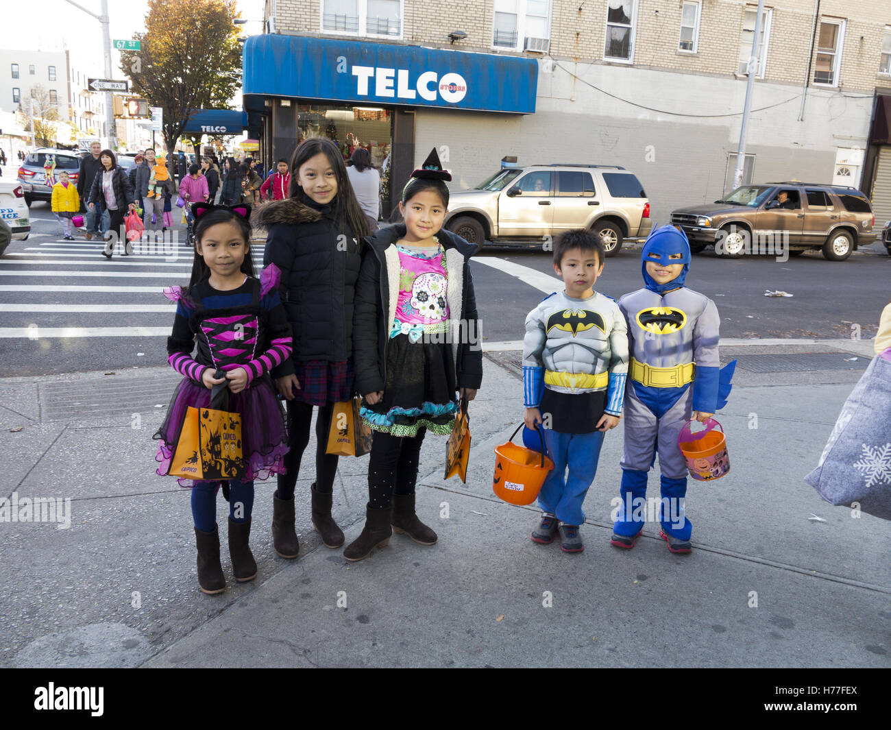 Chinesische Kinder treating an Halloween in Bensonhurst Abschnitt von Brooklyn, New York, 2016. Stockfoto