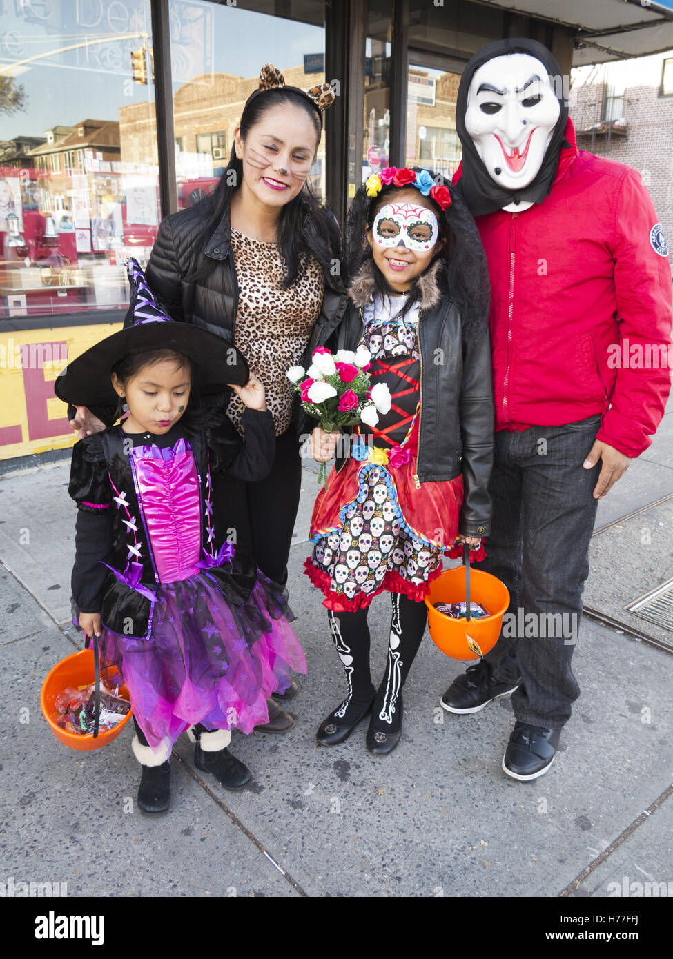 Mexikanische Familie feiert Halloween in Bensonhurst Abschnitt von Brooklyn, New York, 2016. Stockfoto