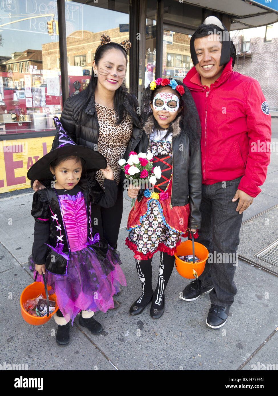 Mexikanische Familie feiert Halloween in Bensonhurst Abschnitt von Brooklyn, New York, 2016. Stockfoto