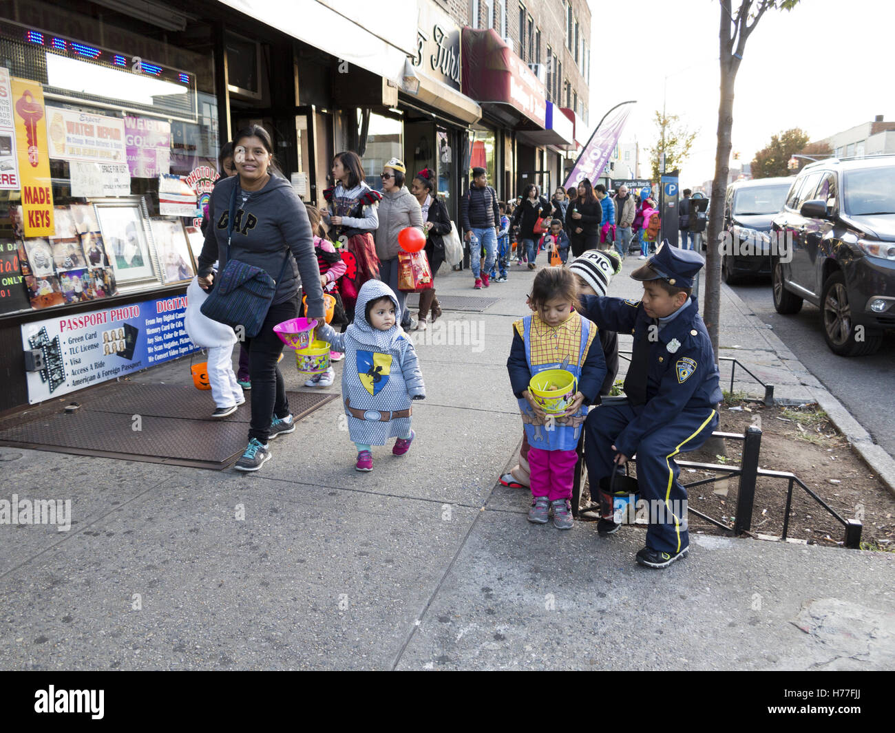 Multi-ethnische Familien feiern Halloween in Bensonhurst Abschnitt von Brooklyn, New York, 2016. Stockfoto