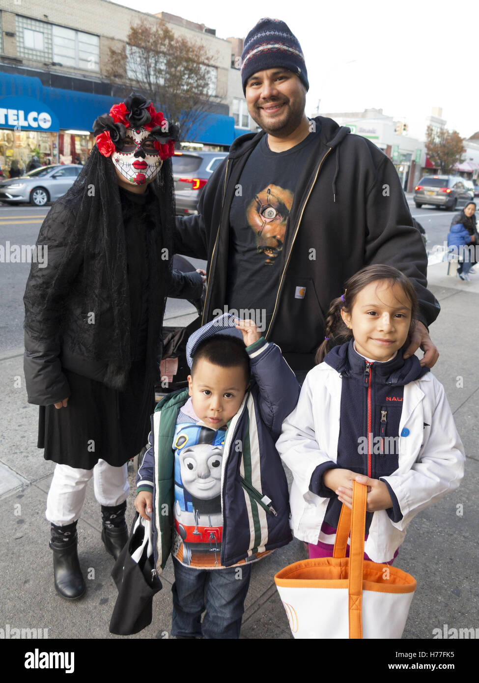 Hispanische Familie feiert Halloween in Bensonhurst Abschnitt von Brooklyn, New York, 2016. Stockfoto