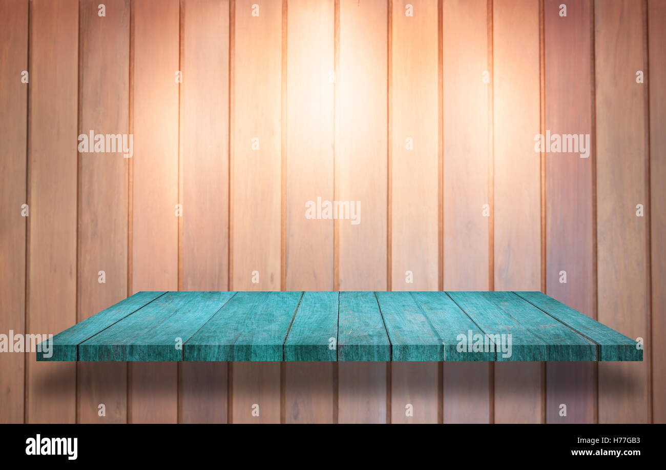 Spitze des blauen Holzregal mit spot-Licht auf Holzwand Hintergrund, Fotoarchiv Stockfoto